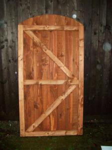 CLOSEBOARD FULLY FRAMED ARCHED TOP GATE (2)